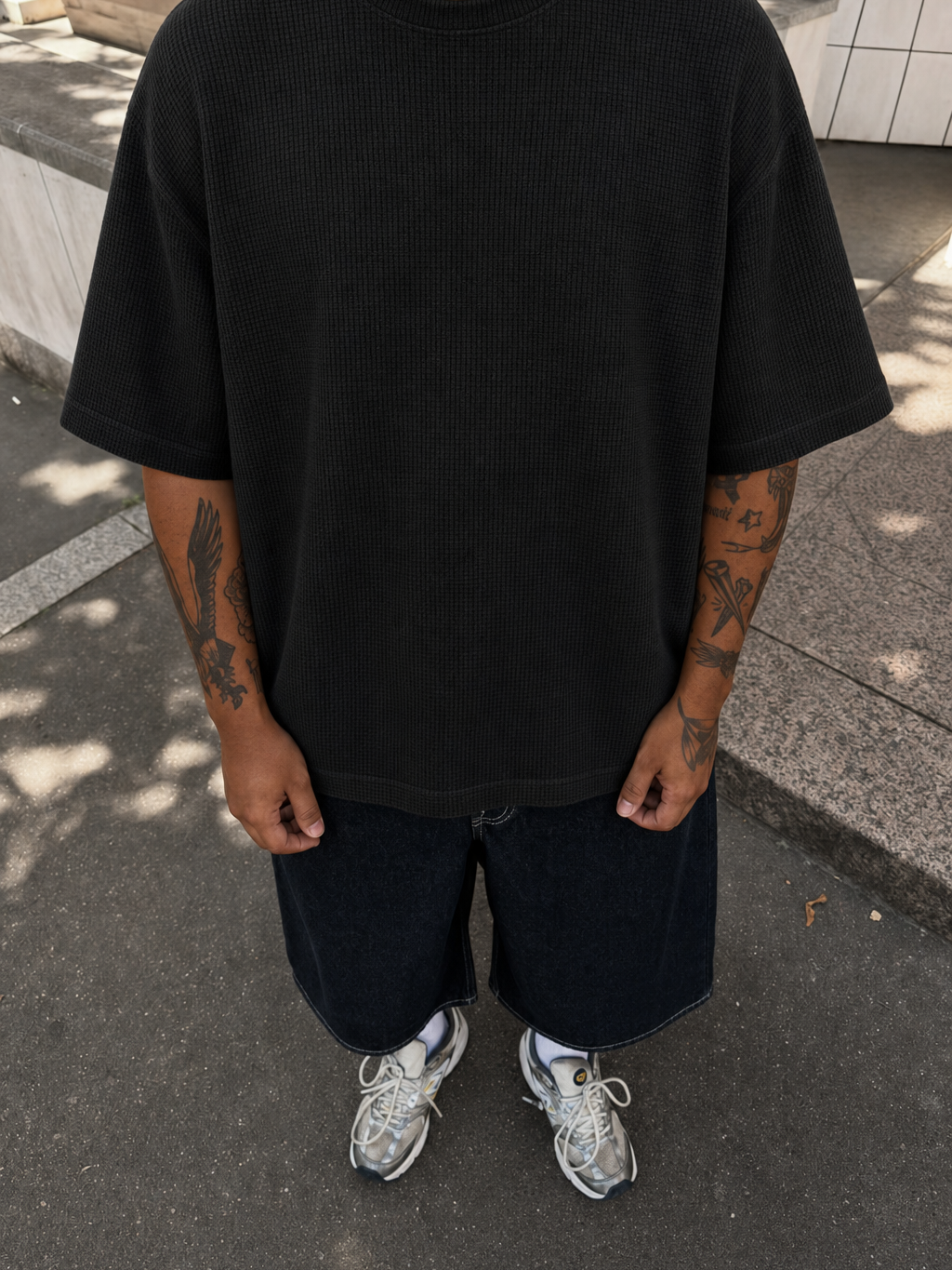 Classic Gridweave Box Fit Tee - Noir – model front