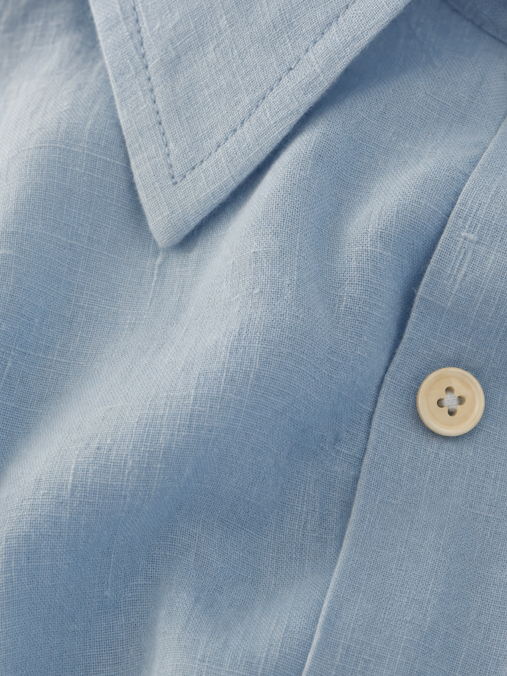 LINEN SHIRT BLUE – close-up detail