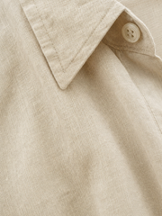 LINEN SHIRT BEIGE – close-up detail