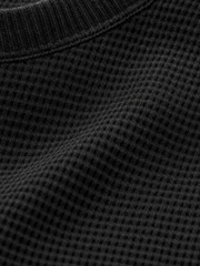 Classic Gridweave Box Fit Tee - Noir – close-up detail