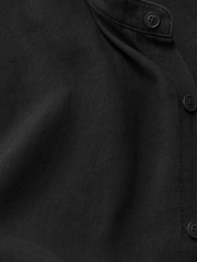 CAPRI LINEN SUMMER SHIRT BLACK – close-up detail