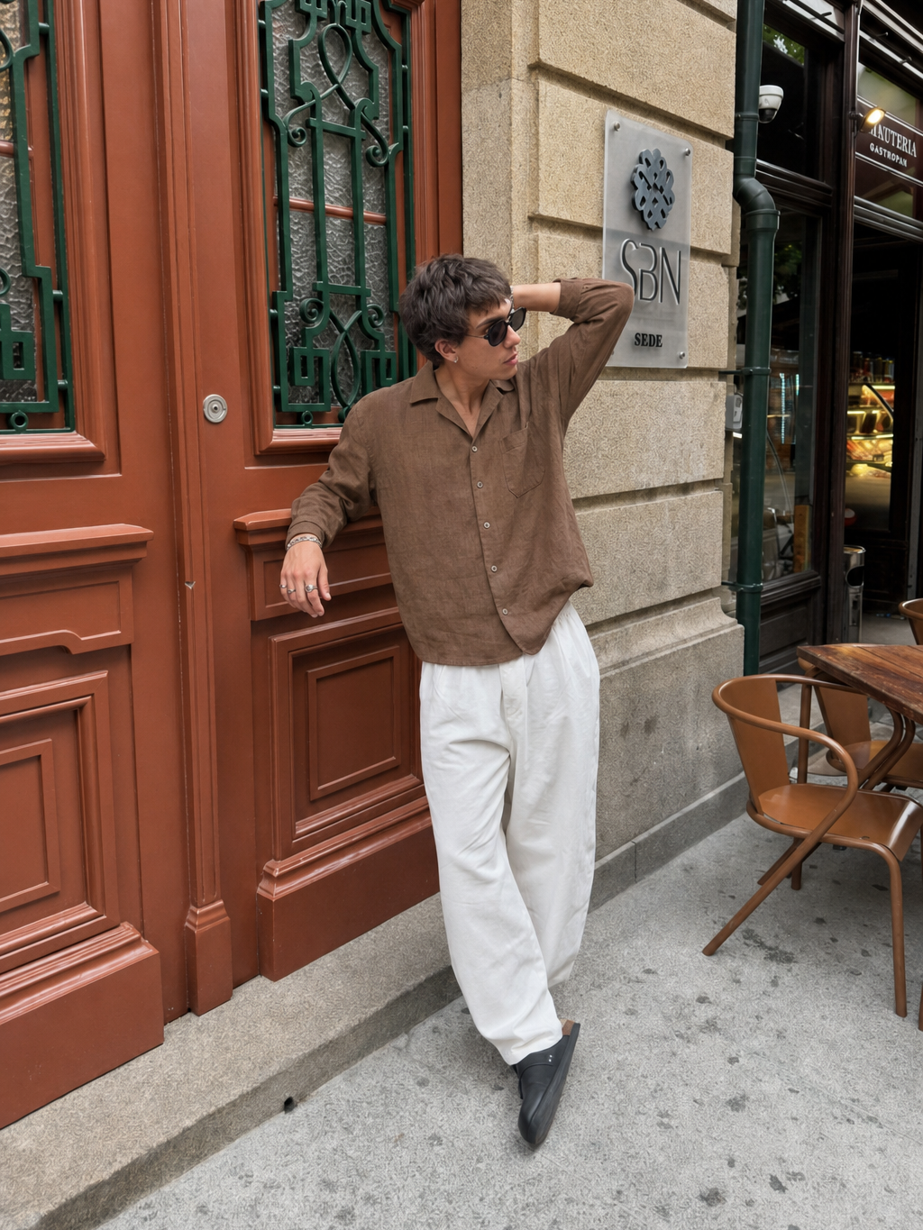 Tailored Open Collar Linen Shirt – Chestnut – model front